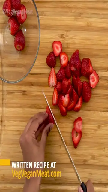 'Video thumbnail for Strawberry Juice Recipe at Home with Lemon Juice and without Milk (720p 24fps)'