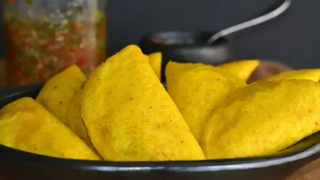 Video thumbnail for Receta de Empanadas Vallunas | Cómo Hacer Empanadas Colombianas | SyS