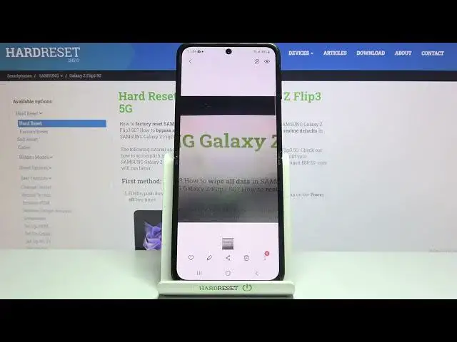 'Video thumbnail for How to Turn On / Off Camera Gridlines on Samsung Galaxy Z Flip3'