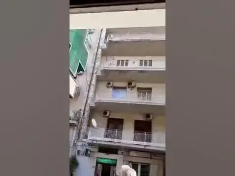 Video thumbnail for #Catania. Donna nuda sul balcone scaraventa vasi e mobili in via Etnea