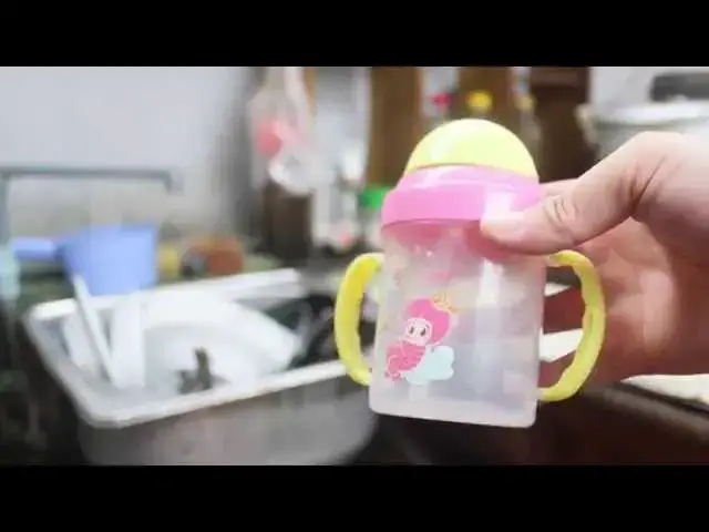 Video thumbnail for Cách vệ sinh bình uống nước cho bé