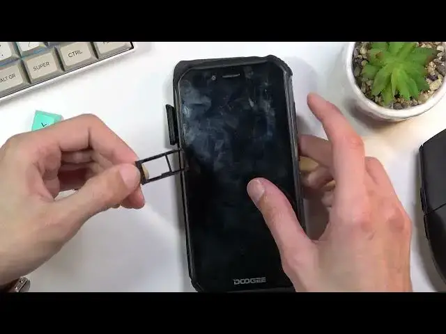 'Video thumbnail for How to Insert SIM Card & SD Card in DOOGEE S40'