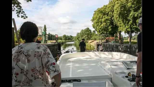 Video thumbnail for Per Hausboot unterwegs auf der Mayenne in Frankreich
