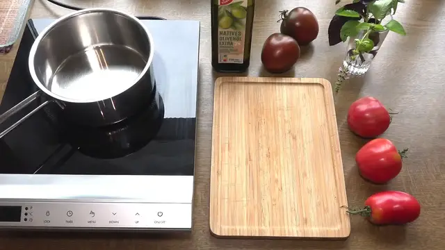 'Video thumbnail for Tomatensauce aus frischen Tomaten'