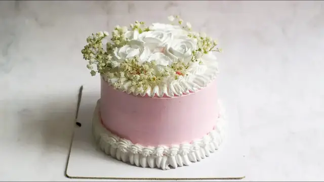 'Video thumbnail for Flowers decoration on pink birthday cake | Délicieux Pie | Shot on iPhone'