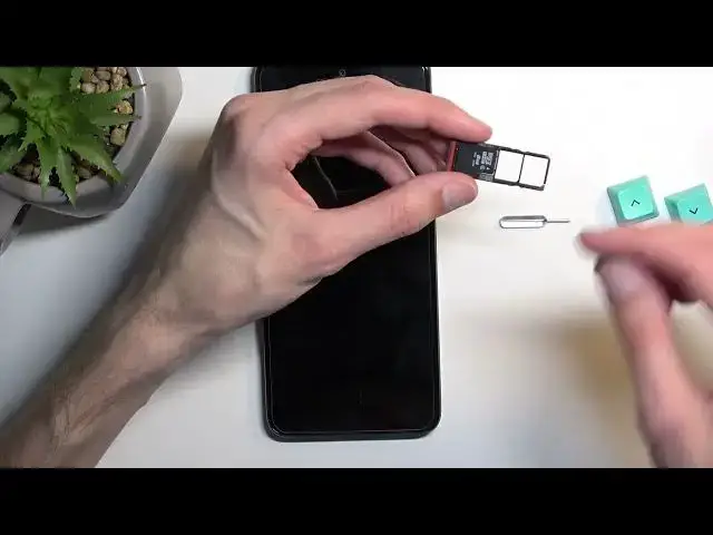 'Video thumbnail for How to Insert Nano SIM and Micro SD Cards into MOTOROLA Moto G13'