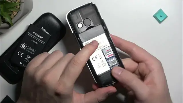 Video thumbnail for Jak włożyć lub wyciągnąć kartę SIM w telefonie MAXCOM MM724?