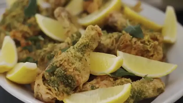 'Video thumbnail for Sohla's Fried Chicken Thanksgiving Is a Brilliant, Guaranteed Crowd Pleaser ¦ NYT Cooking (720p 24fps)'