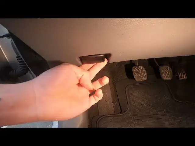 Video thumbnail for How to Unlock the Hood in Suzuki SX4 I ( 2006 – 2013 ) - Open Bonnet by Lever