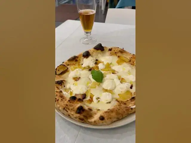 Video thumbnail for Ho preso due pizze! 🍕 Non potevo non assaggiare anche la marinara 😆 #pizza #food #italianfood