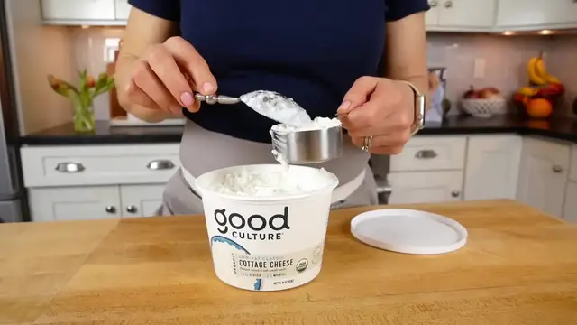 Video thumbnail for OVERNIGHT OATS easy recipe made with cottage cheese (14g of protein!) (1080p 30fps)