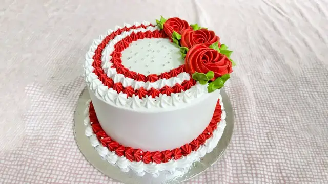 'Video thumbnail for Red cream birthday cake decoration for anniversary | Délicieux Pie | Shot on iPhone'