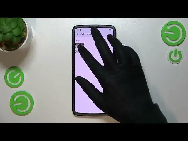 'Video thumbnail for How to Add Photo to a Contact in Motorola Razr 2022 - Personalize Contact'