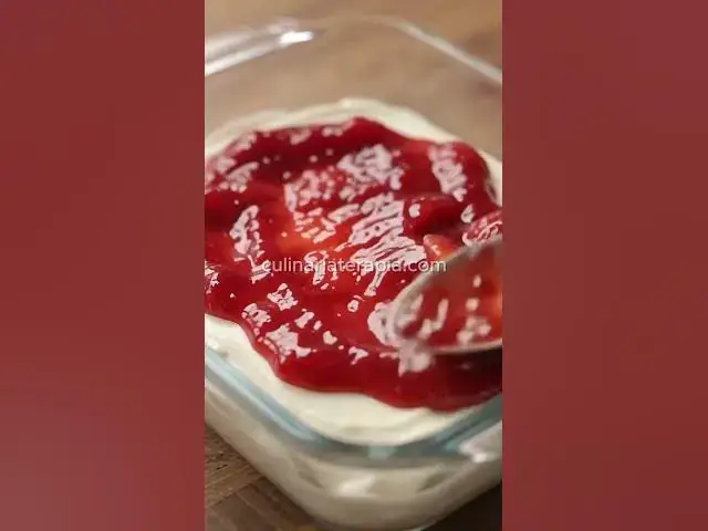 Video thumbnail for 🍓 **Travessa cremosa de chocolate branco com geleia de morango!** 🤍