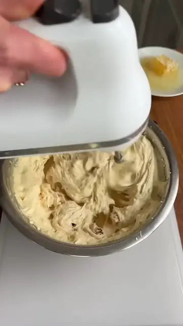 Video thumbnail for Blackberry sourdough AND homemade whipped brown honeycomb butter 🌸🖤   bread  sourdough  baking(720P HD)