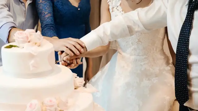 Video thumbnail for How Wedding Cake Is Bonding The Bride & Groom