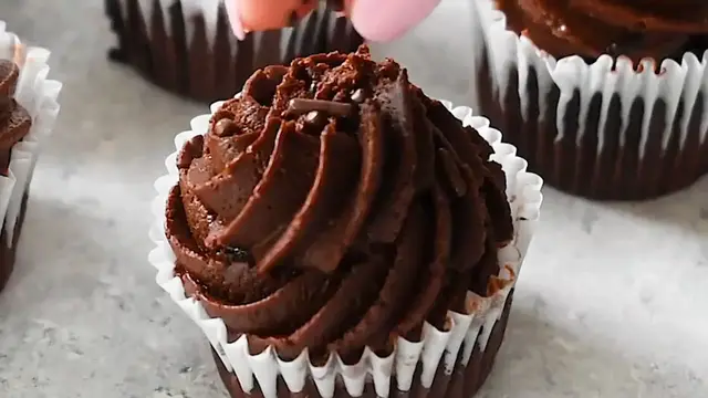 Video thumbnail for chocolate frosting for cupcakes
