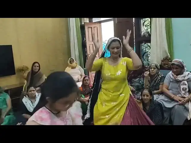 Video thumbnail for बहन ने फरमाइश पे किया बहुत badihy डांस,गुजरिया सारी मटक,#happy_lokgeet #trending #viral #Bajan geet