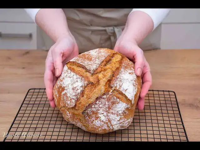Video thumbnail for PÂINE fără frământare cu 40% făină de SECARĂ - rețeta ușoară de pâine COAPTĂ în OALA de fontă