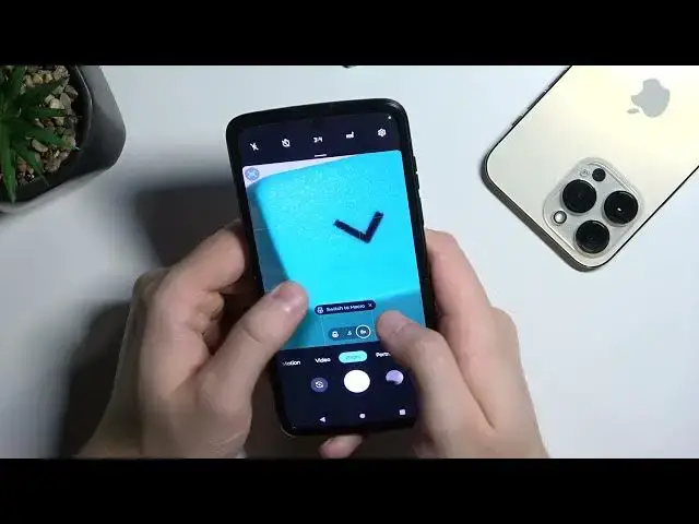 Video thumbnail for Motorola Razr 2022 - Maximum Camera Zoom