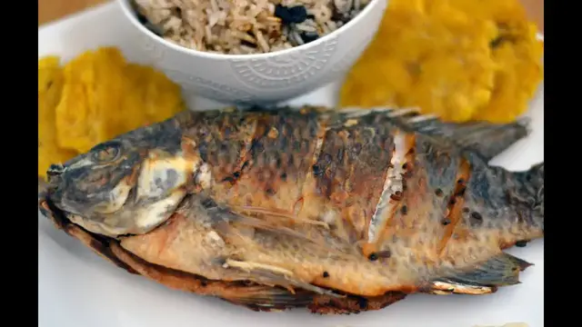 Video thumbnail for PESCADO FRITO COLOMBIANO | Cómo Hacer Pescado Frito Colombiano | SyS