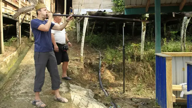 Video thumbnail for Iban - Blasrohrtraining und Rückfahrt | Borneo