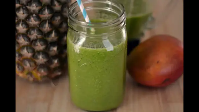 Video thumbnail for Green Smoothie Recipe - How To Make A Delicious Green Smoothie - Sweet y Salado