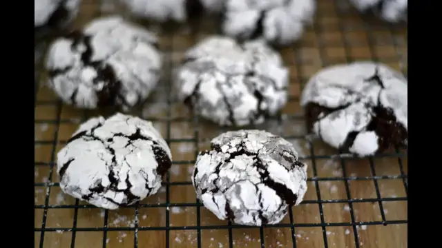Video thumbnail for Chocolate Crinkles Recipe - How To Make Chocolate Snowcaps - Sweet y Salado