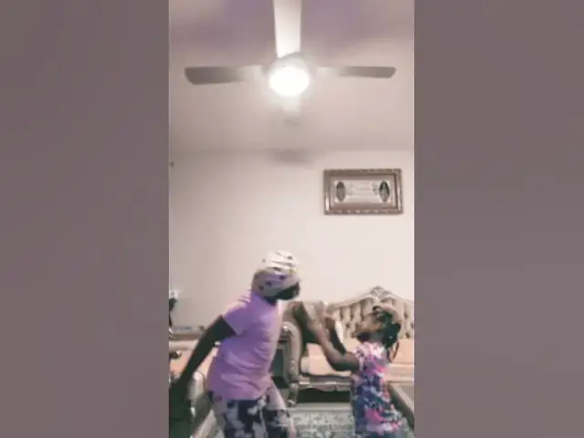 Video thumbnail for Look at my annoying little sister