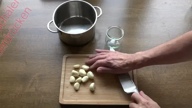 'Video thumbnail for Knoblauchöl herstellen'