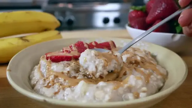 Video thumbnail for Protein Oatmeal with Egg Whites ¦ Microwave & Stovetop (no powders!) (1080p 30fps)