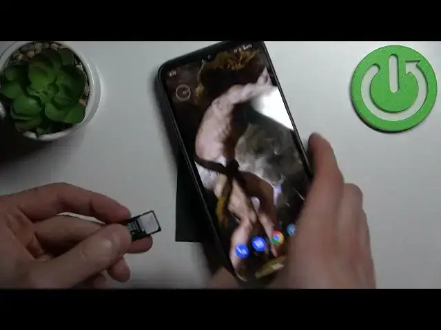 'Video thumbnail for How to Open SIM Slot on MOTOROLA Defy - Insert Nano SIM and Micro SD Card'