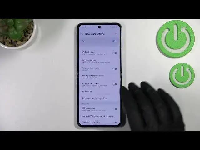 'Video thumbnail for How to enable Auto System Updates on Samsung Galaxy Z Flip4 - Switch On Automatic System Updates'