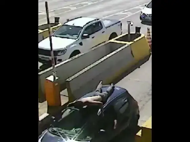 Video thumbnail for Homem bêbado é flagrado 'viajando' deitado no teto de carro a 100 km/h na BR-153