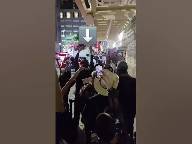 Video thumbnail for Jeff Goldblum's Fans Chant "Life Finds a Way", Awaiting The Jurassic Park Actor Post Performance