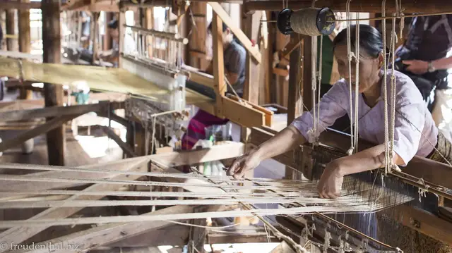 Video thumbnail for Lotusspinnerei und Zigarren auf dem Inle-See | Myanmar