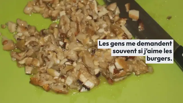 Video thumbnail for HAMBURGER AU FOIE GRAS, CRÈME DE CÈPES ET OIGNONS CARAMÉLISÉS