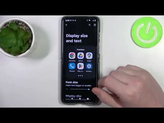 Video thumbnail for How to Set Up the MOTOROLA Razr 40 Phone for a Senior Person