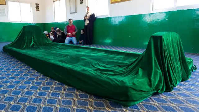 Video thumbnail for Hiobs Grabmal im Mausoleum Nabi Ayub | Oman