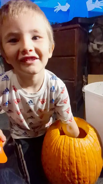 Video thumbnail for Carving pumpkins