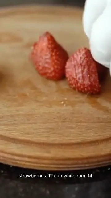 Video thumbnail for strawberry daiquiri recipe