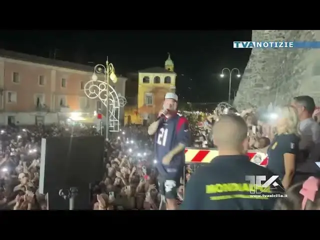 'Video thumbnail for Adrano. Travolgente concerto di Clementino in Piazza Umberto'