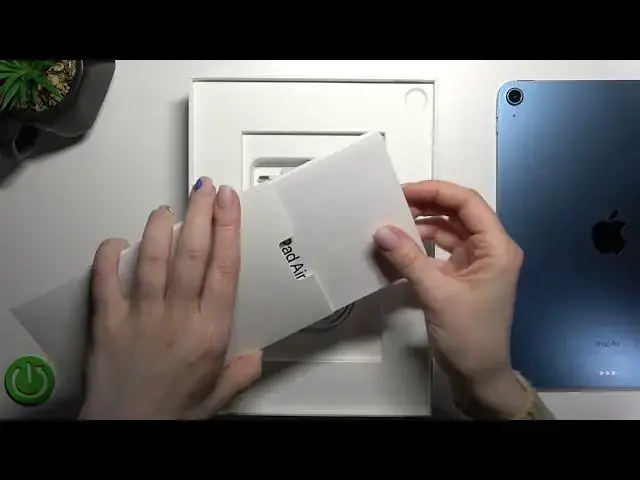 Video thumbnail for Everything that comes with iPad Air 5th Gen WiFi box - European Distribution