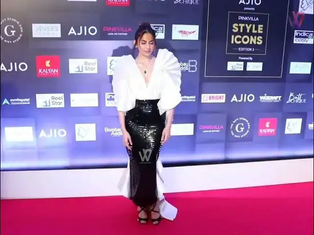 Video thumbnail for Shriya Saran and Rakul Preet Singh at PinkVilla Style Icons Awards 2023
