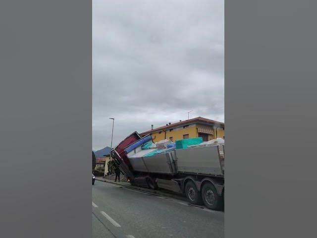 Video thumbnail for Un tir in difficoltà alla Ramera di Ponteranica