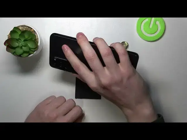 'Video thumbnail for Motorola Moto G22 Hand Size Comparison – Size Checkup'