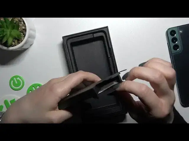 'Video thumbnail for Samsung Galaxy S22+ All Box Accessories'