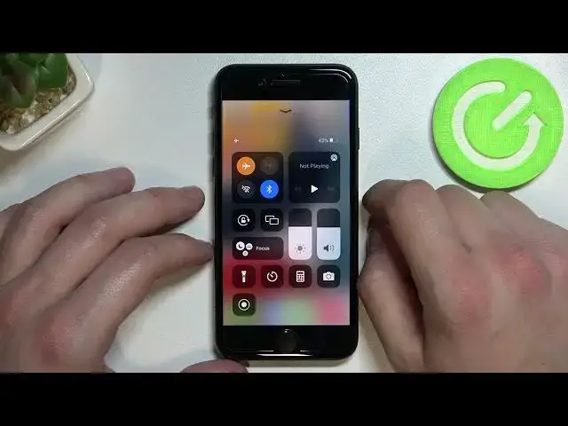 'Video thumbnail for How to Use Airplane Mode on iPhone SE 2022 - Turn On / Off Flight Mode'