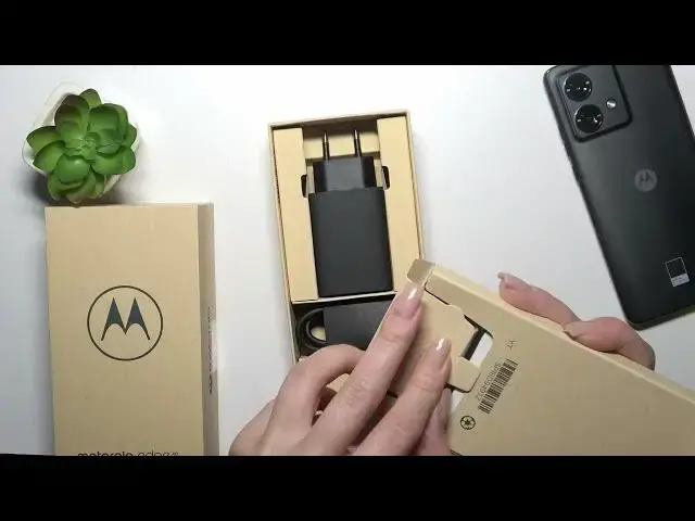 Video thumbnail for Does MOTOROLA Edge 40 Neo Come with Earbuds?