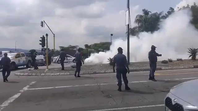 Video thumbnail for Police disperse EFF protesters blocking N4 in Mpumalanga after Malema sentencing